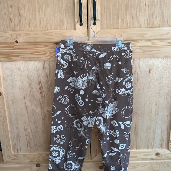 Fresh Produce NWT brown novelty floral “Relaxed Fit” cropped capri pants size SM - Picture 4 of 5